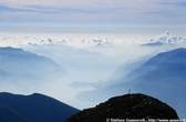 20021013_027_06 Il lago di Como nella nebbia dalla cima del Legnone.jpg